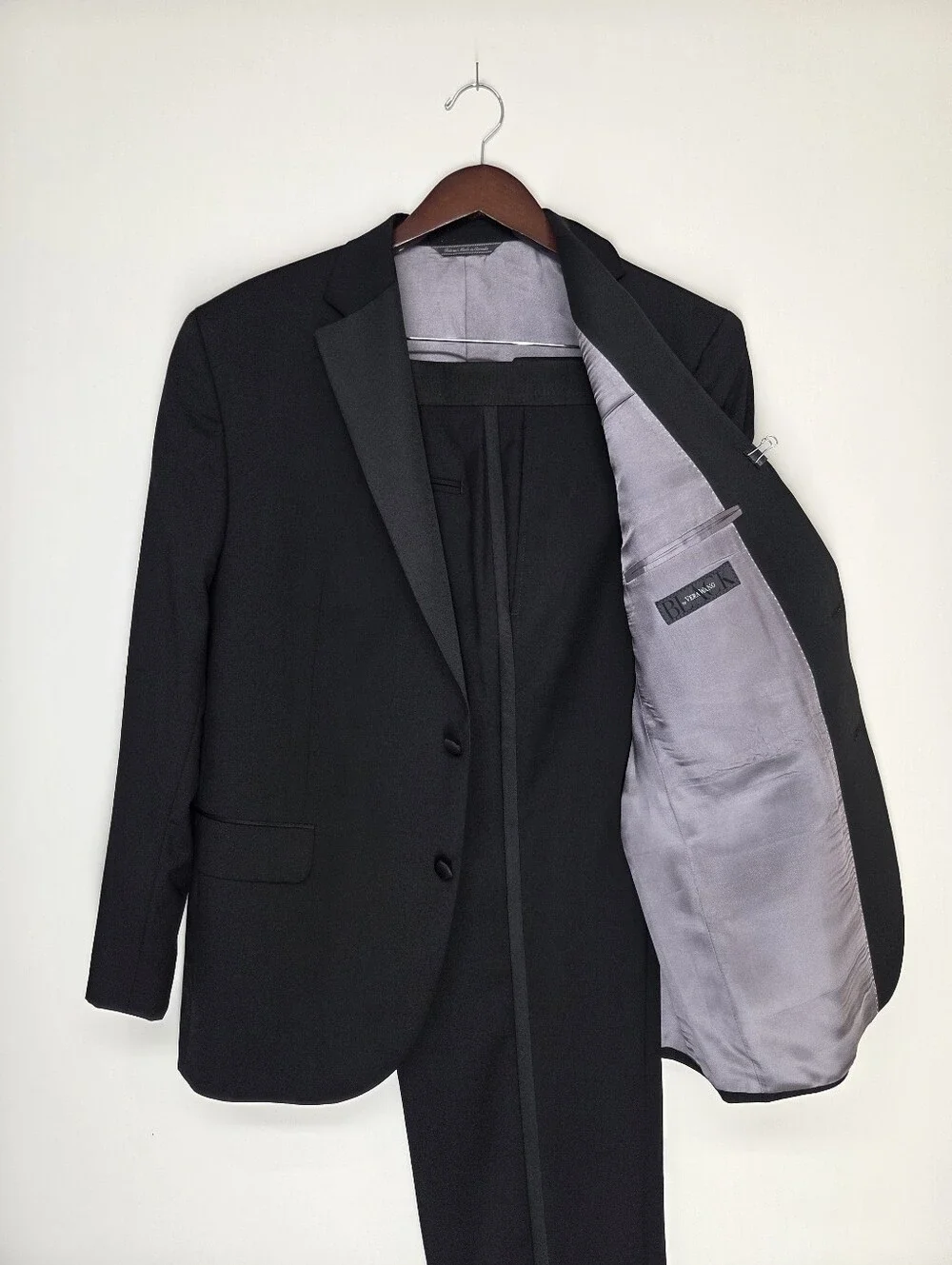 Vera Wang Black 2-Piece Tuxedo 44R/38W Grosgrain Notch Lapel  100% Wool